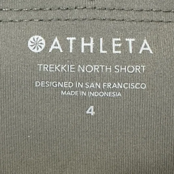 Athleta Trekkie North Short 4 Zipper Pockets Semi Fitted Mid Rise Lightweight