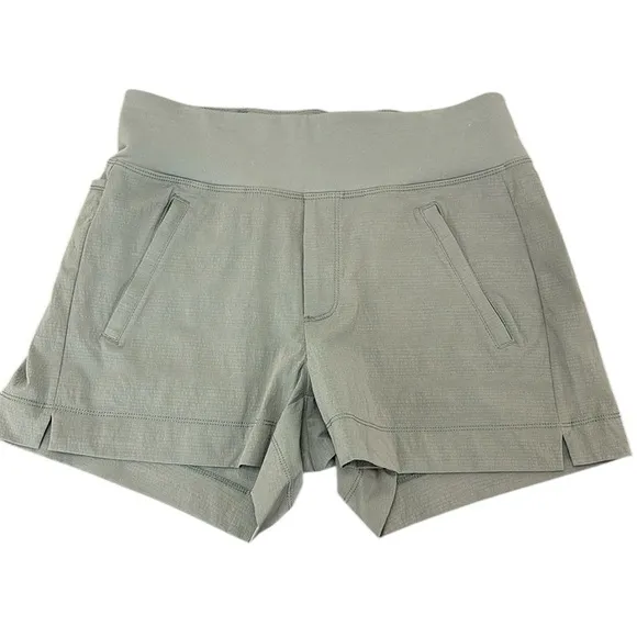 Athleta Trekkie North Short 4 Zipper Pockets Semi Fitted Mid Rise Lightweight
