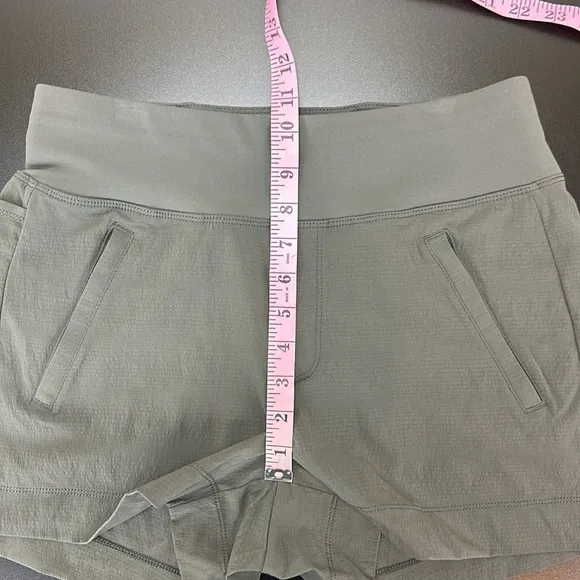 Athleta Trekkie North Short 4 Zipper Pockets Semi Fitted Mid Rise Lightweight