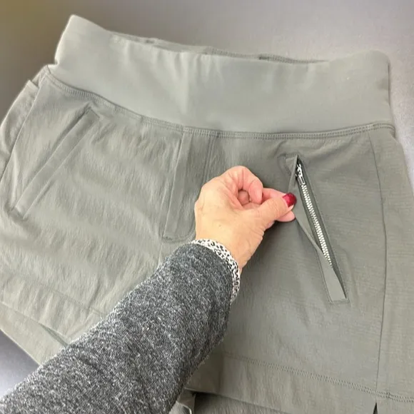 Athleta Trekkie North Short 4 Zipper Pockets Semi Fitted Mid Rise Lightweight