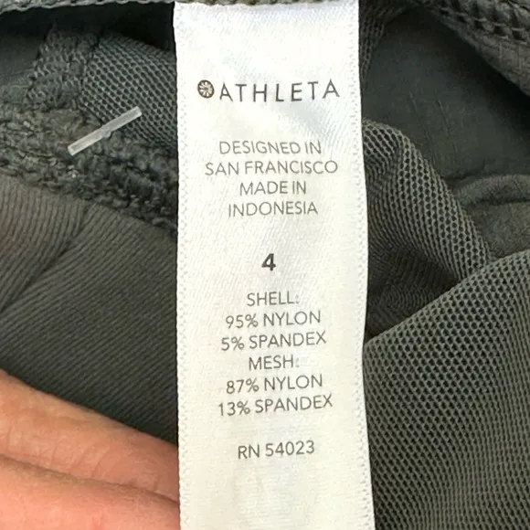 Athleta Trekkie North Short 4 Zipper Pockets Semi Fitted Mid Rise Lightweight