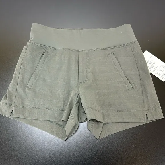 Athleta Trekkie North Short 4 Zipper Pockets Semi Fitted Mid Rise Lightweight