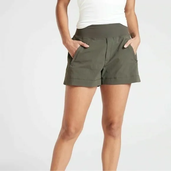 Athleta Trekkie North Short 4 Zipper Pockets Semi Fitted Mid Rise Lightweight