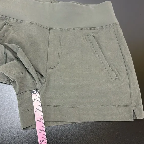 Athleta Trekkie North Short 4 Zipper Pockets Semi Fitted Mid Rise Lightweight