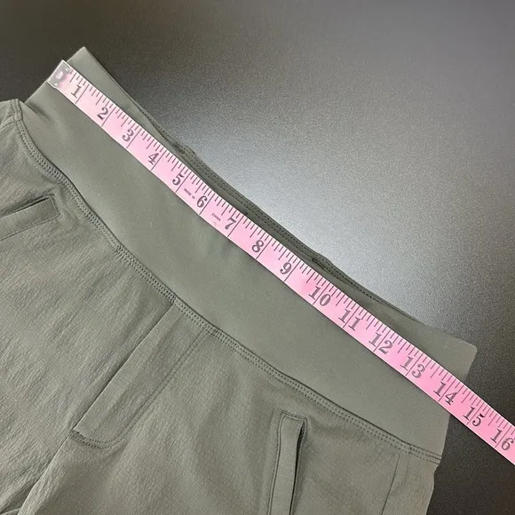 Athleta Trekkie North Short 4 Zipper Pockets Semi Fitted Mid Rise Lightweight