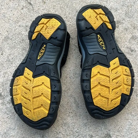KEEN Mens Black/Yellow Newportt H2 Water Hiking Sandal Size 7