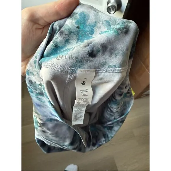 Lululemon Shorts Size 18 Women's Blue Gray Tie Dye Compression Gym