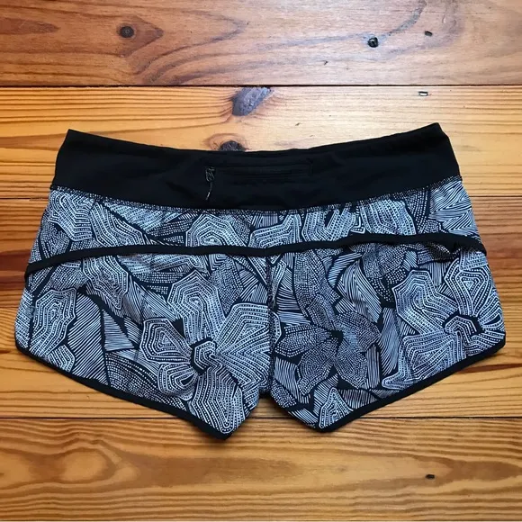Lululemon Speed Up Black White Geometric Shorts, EUC, 10