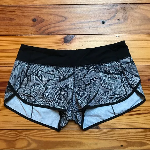 Lululemon Speed Up Black White Geometric Shorts, EUC, 10