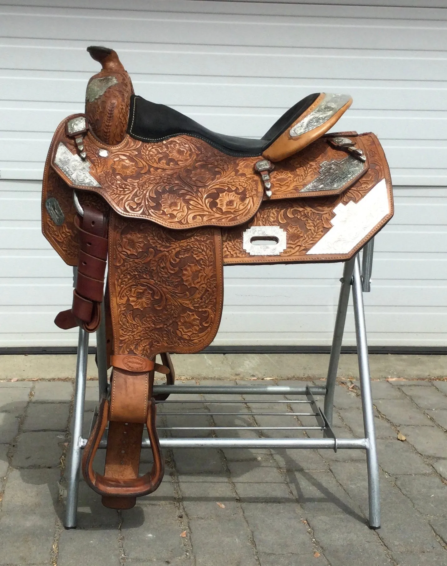 Used Showman Saddlery 16" Western Show Saddle