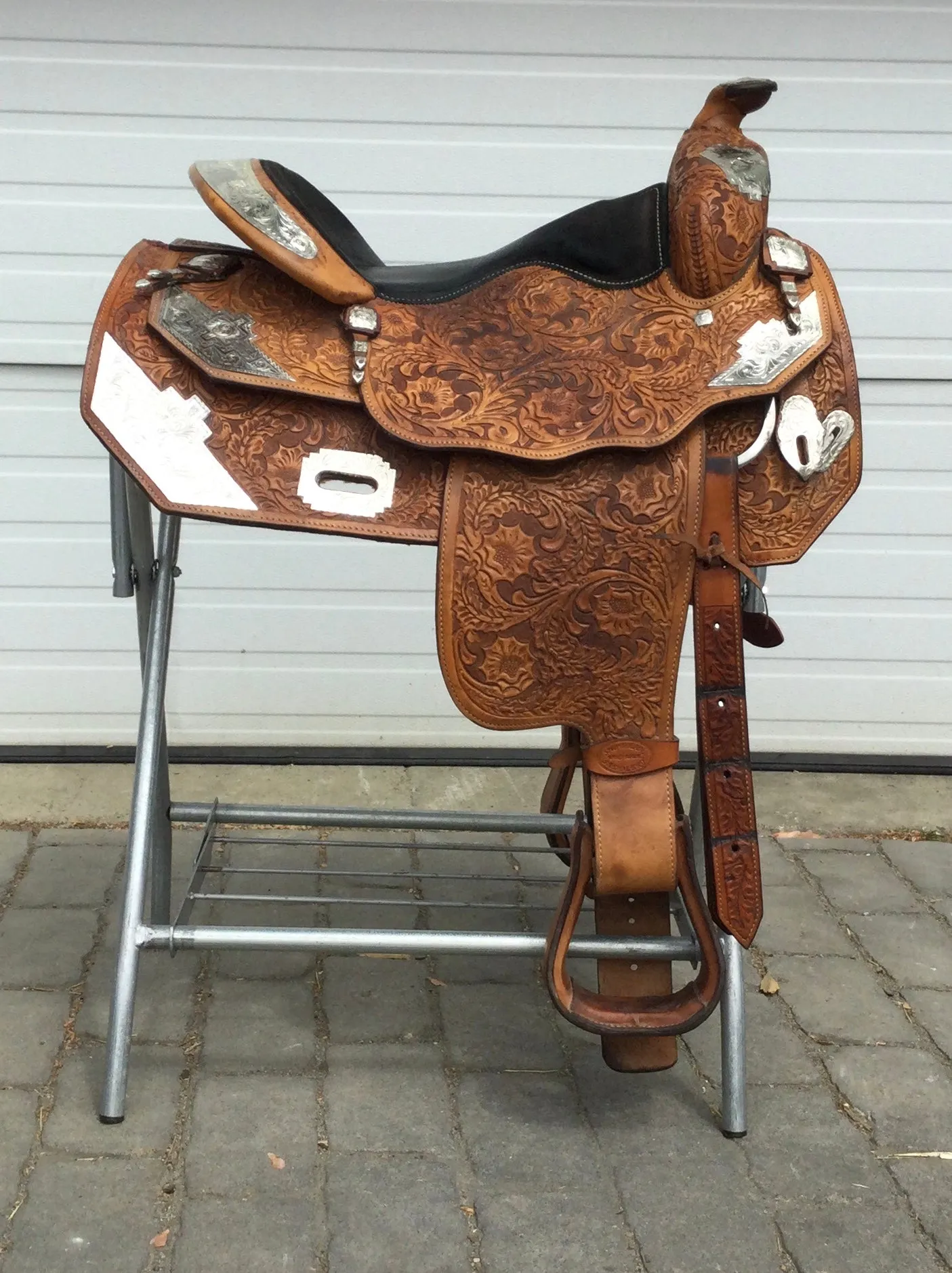 Used Showman Saddlery 16" Western Show Saddle